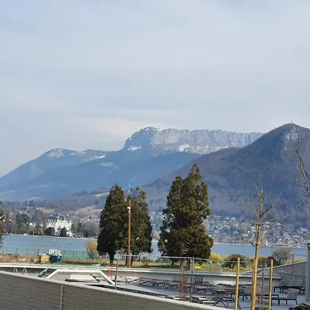 Reflet du Veyrier Annecy avec parking et vue lac Extérieur photo