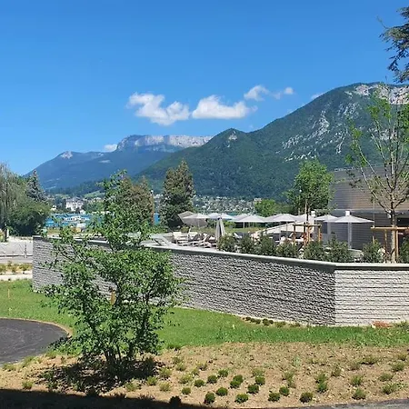 Reflet du Veyrier Annecy avec parking et vue lac Extérieur photo